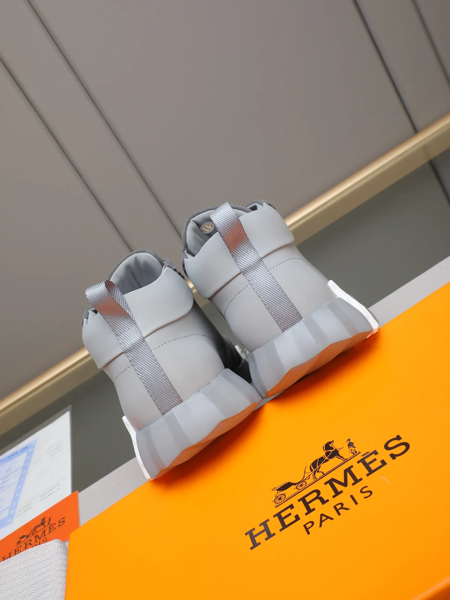 PPP460 (Hermes high-top men's shoes)🆕Men's sports shoes, decorated with textured calfskin details. Spliced ​​with original cowhide, this shoe draws inspiration from the equestrian world, integrating technical details and practical functions. Breathable sheep lining, original combination outsole, high-end quality, and every detail is perfectly combined! Size: 38-44 (45 can be customized)
